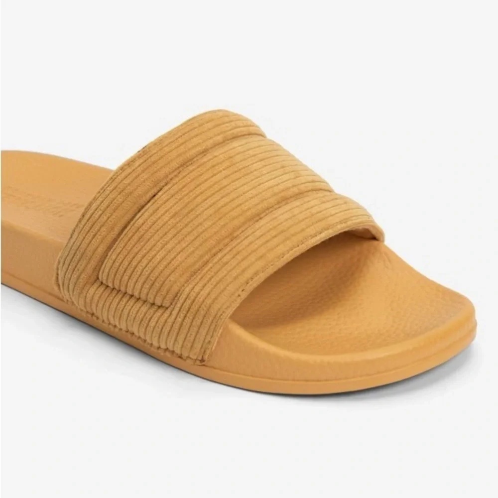 NWT. Kenneth Cole Reaction Screen Quilted Slide Sandal  Mustard Yellow